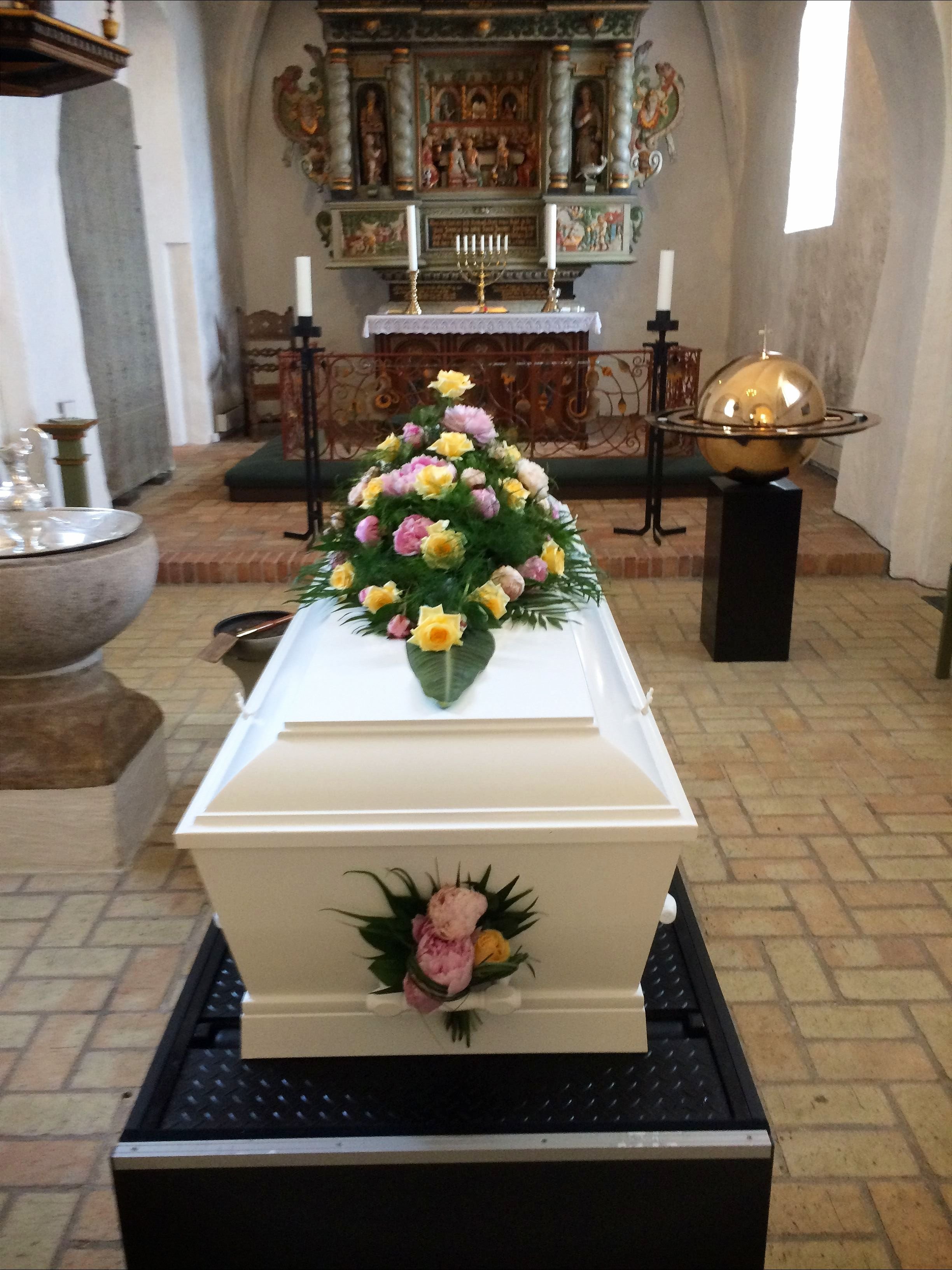 KISTEPYNT I GUL OG LYSERD